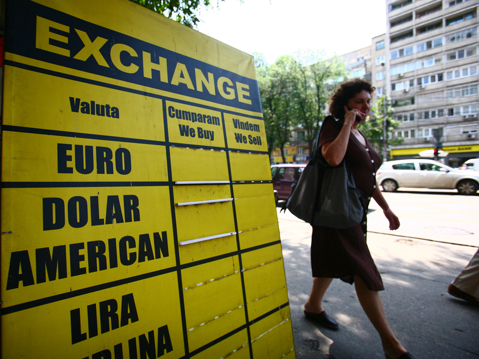 Euro a ajuns la 4,5 lei la casieriile băncilor. Cursul este aproape de maximul anului