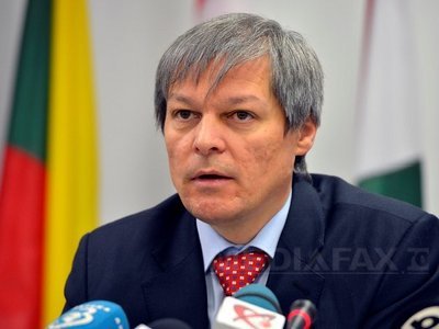 EXCLUSIV - Cioloș: Laptele vărsat în câmp, un gest extrem. "Iresponsabilitatea" pune lacătul pe ferme