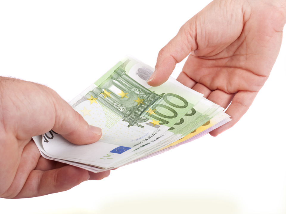 Provident a făcut un profit de 2,7 mil. euro în 2012 din credite cu dobânzi de 90%