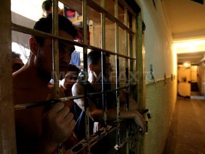 REPORTAJ: Deținuții care comit înșelăciuni prin telefon trimit și câte 500 de sms-uri pe oră