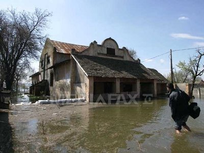 REPORTAJ: Oamenii din Rast locuiesc în casele afectate de inundațiile din 2006, deși au un sat nou
