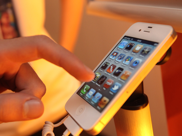 UE analizează contractele încheiate de Apple cu mai mulți operatori telecom pentru iPhone