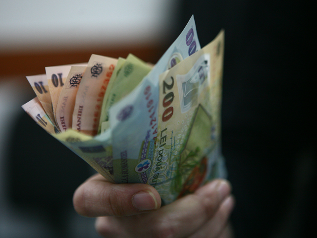 O zi de respiro pentru leu: cotațiile pentru euro și dolar au scăzut ușor marți