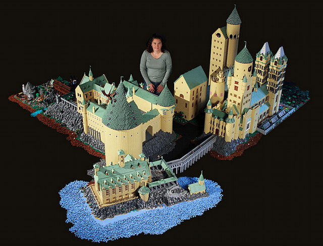 Femeia care a petrecut un an construind un castel din LEGO - GALERIE FOTO