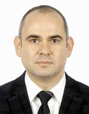 Un profesor de management face consultanță pentru evaluarea angajaților din companii