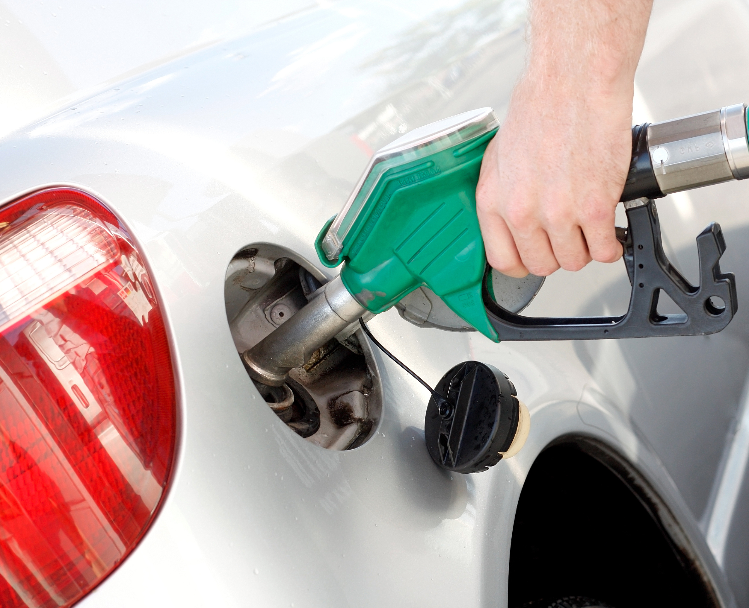 Cât poate scădea prețul benzinei?