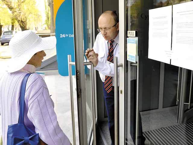 Clienții Bank of Cyprus s-au obișnuit cu prelungirile suspendării