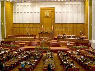 Deputații au decontat aproape 1 milion de euro pentru funcționarea birourilor parlamentare în februarie