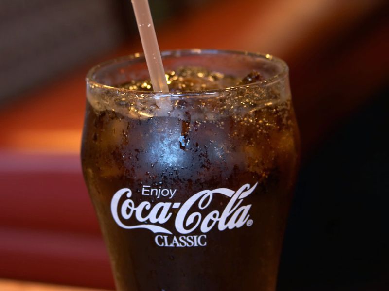 Rețeta Coca Cola a fost dezvăluită. Cum poți prepara acasă faimoasa băutură carbogazoasă