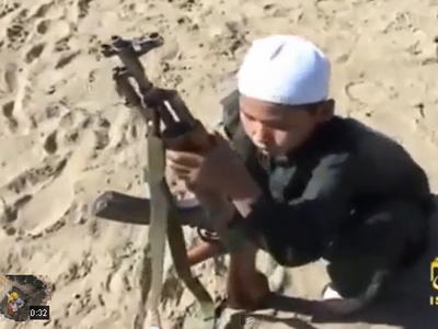 IMAGINI tulburătoare: Zeci de copii, unii foarte mici, într-o înregistrare video folosind arme de foc