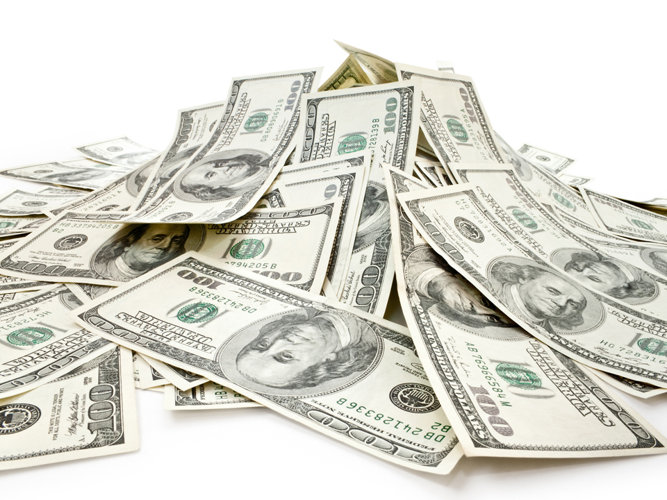 Aproape 140 de români au active de cel puțin 30 mil. $