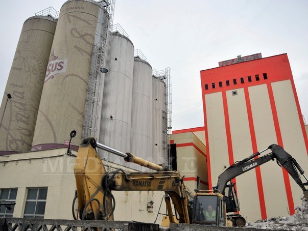 Fabrica Ursus din Cluj cu o istorie de 135 de ani este demolată. Cum a ajuns la final povestea uneia dintre cele mai vechi fabrici de bere din România