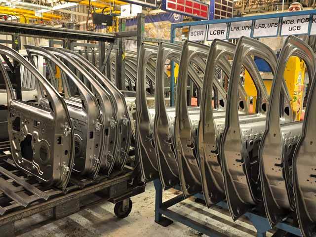 Cele mai mari cinci piețe - comerț en gros, en detail, distribuție de energie, producție auto și comerț auto - fac afaceri de 112 mld. euro pe an