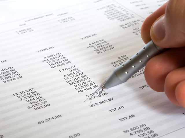 Un salariat plătește primăriei și consiliului local, anual, și 3 salarii medii nete pe lună