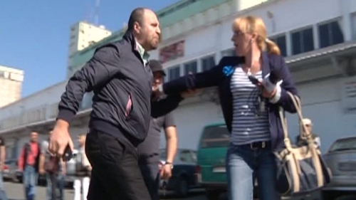 JURNALISTE agresate sub ochii POLIȚIEI, de ADMINISTRATORUL unei piețe din Ploiești