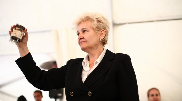 Cine este femeia care a trecut de un milion de euro cu magiunul de Topoloveni