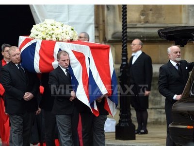 Funeraliile lui Margaret Thatcher. Sicriul cu trupul neînsuflețit al fostei "Doamne de Fier", transportat la catedrala St.Paul