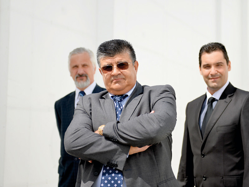 Cum reușește cel mai puternic român din construcții să deschidă patru noi fabrici când alții pun lacătul la poartă