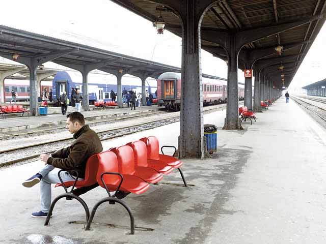 A trebuit să vină un grec la conducerea CFR SA ca să fie înlocuite scaunele rupte pe peroanele Gării de Nord