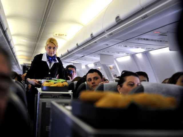 Cât câștigă o stewardesă și un pilot de avion de la Tarom