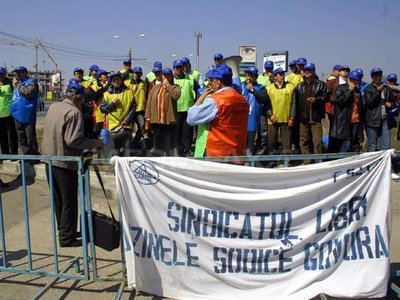 Angajații Uzinelor Sodice Govora au intrat în grevă generală. 58 de salariați sunt în greva foamei