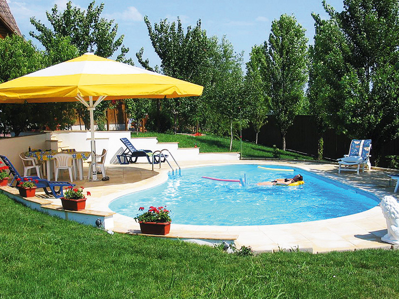 Refugiul din curte: piscine decorate cu plăci de ceramică și foiță de aur
