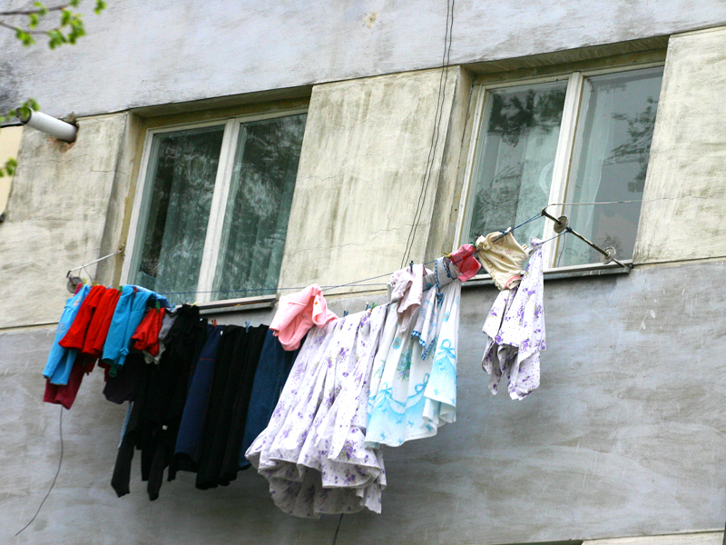 Portretul sărăciei în 2013: românii își spală hainele tot mai rar