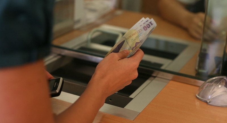 Cât câștigi dacă depui lunar la bancă 250 de lei timp de doi ani