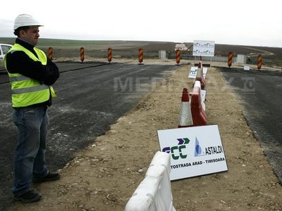 Autostrada Arad-Timișoara, deschisă în decembrie 2011, este reasfaltată pe toată lungimea