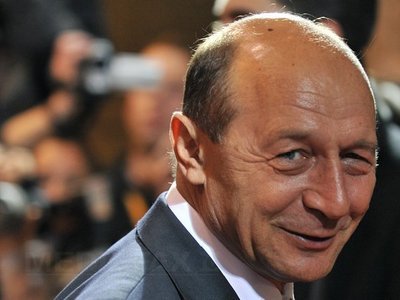 Băsescu participă la slujba de la Mănăstirea "Izvorul Tămăduirii" din Salva