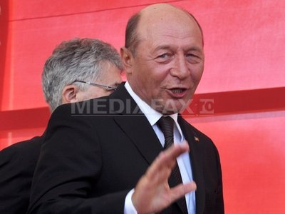 Coloana oficială a lui Traian Băsescu, blocată. Un bistrițean s-a așezat în fața ei pentru a-i da o scrisoare