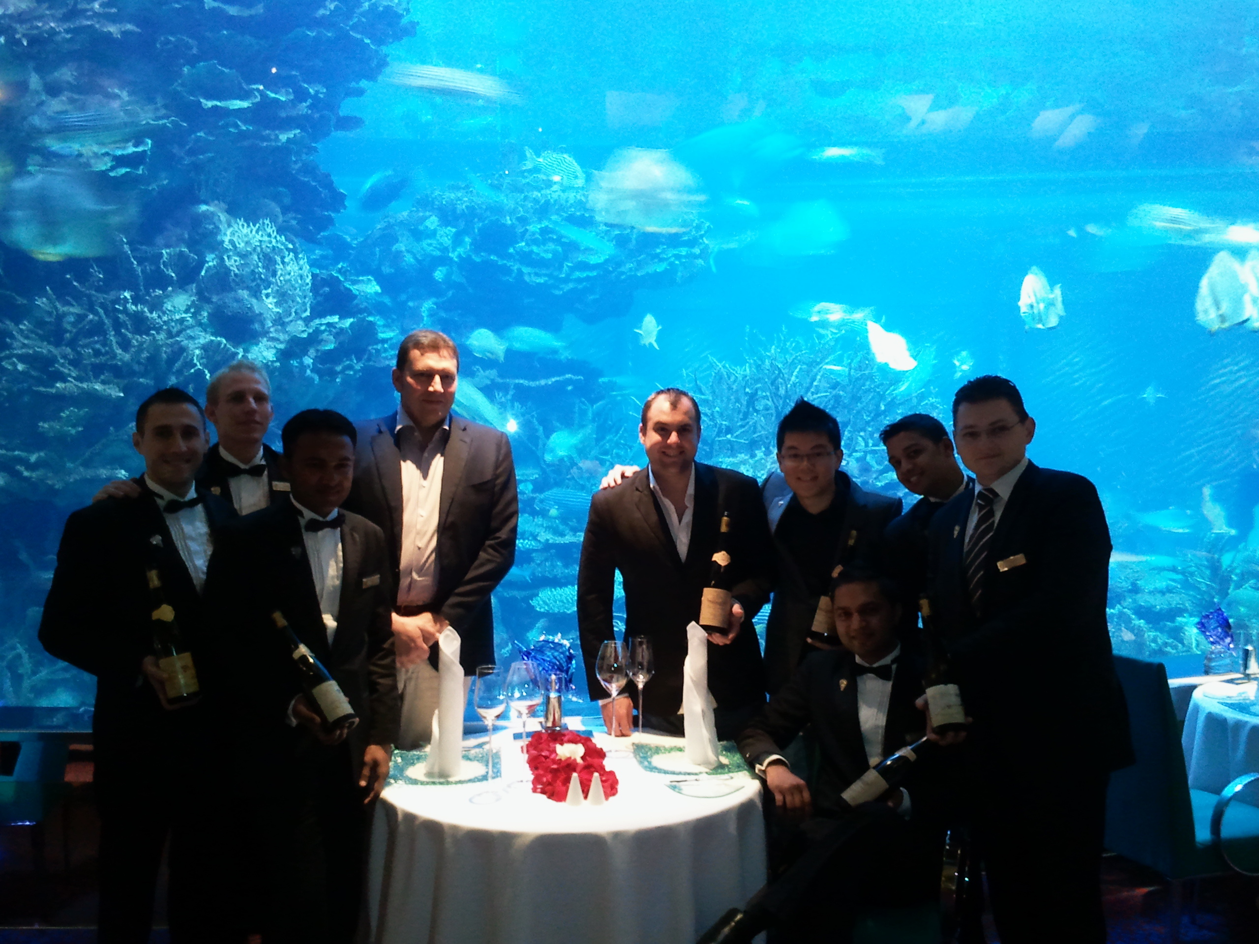 Un somelier român îi învață pe bogații lumii cum să bea vin la Burj Al Arab