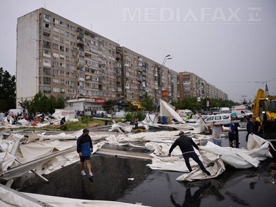 BILANȚUL FURTUNII DIN CAPITALĂ: 18 persoane duse la spital, 140 de arbori și 21 de construcții provizorii afectate - Urmările furtunilor din țară