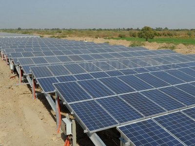 Companii chineze, interesate să investească la Cluj în energia solară, mașini agricole și textile