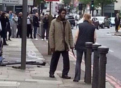 ATACUL TERORIST din Londra - O femeie i-a sfidat pe ucigașii militarului: "Sunteți voi doi împotriva unei mulțimi, veți pierde"