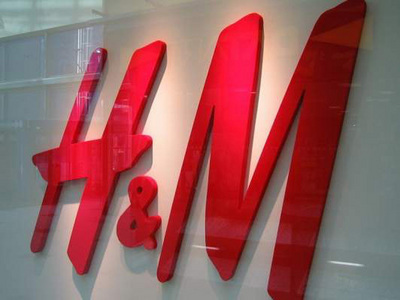H&M, acuzată că a copiat modele de ținute de la Balenciaga, Celine și Kenzo