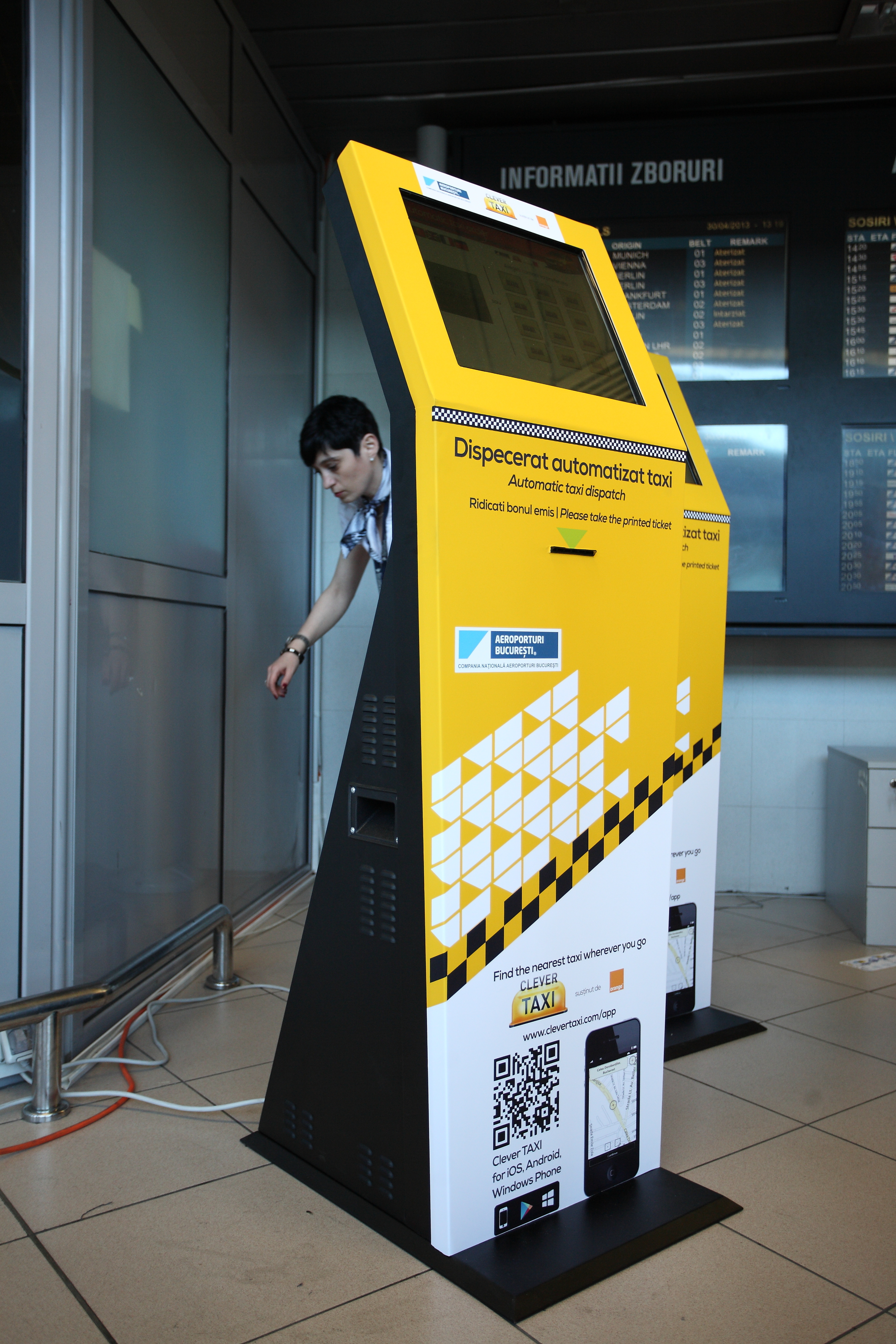 Cum puteți comanda taxiul la terminalele touch-screen din aeroportul Henri Coandă. Galerie FOTO