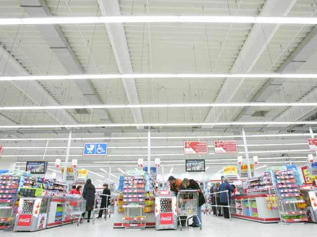 Cinci giganți străini, cu afaceri de 5 mld. euro, domină comerțul local