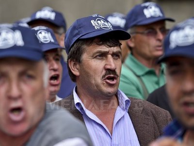 PROTEST DE AMPLOARE la Târgu Jiu: Aproximativ 4.000 de mineri cer demisia conducerii CE Oltenia