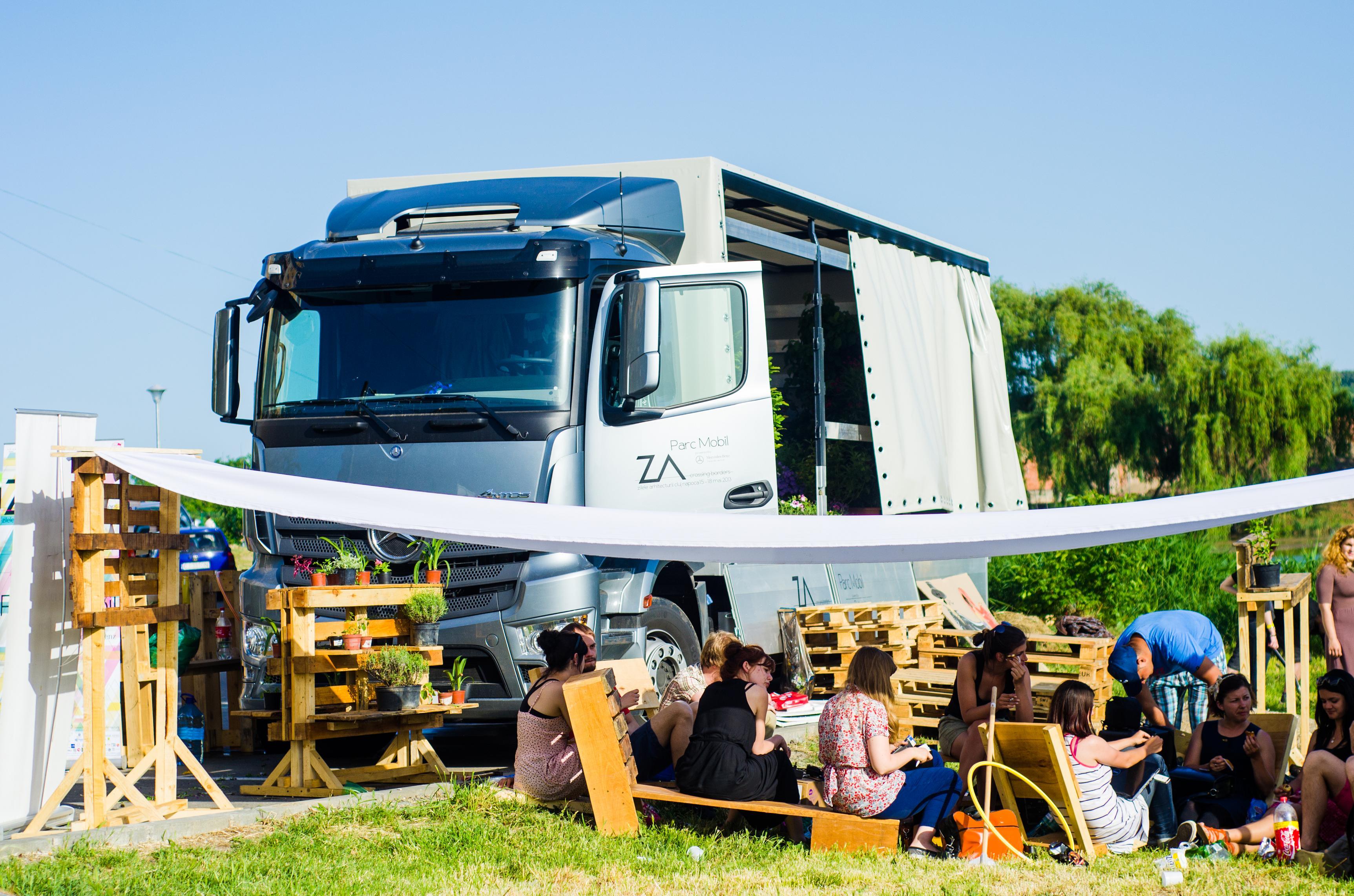 De ce s-a transformat un camion Mercedes-Benz în primul parc mobil din România - FOTO
