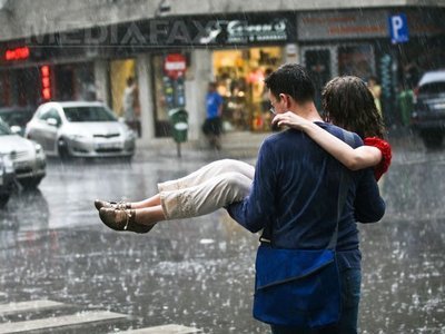 VREMEA se strică în toată țara: Ploi torențiale de astăzi după-amiază până vineri