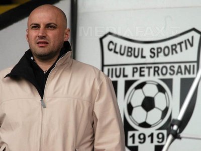 Percheziții la Clubul Sportiv Jiul Petroșani, în biroul omului de afaceri Alin Simota. DIICOT: Simota, liderul unei grupări care șantaja oameni de afaceri din Hunedoara