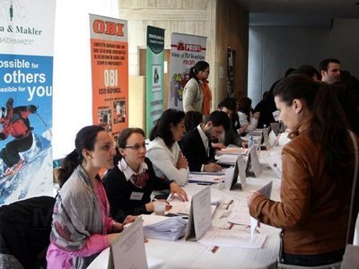 BURSA LOCURILOR DE MUNCĂ: Peste 7.700 de persoane au fost angajate. Care sunt domeniile cu cele mai multe contracte încheiate
