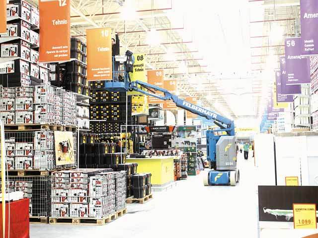 Cu un magazin în plus, afacerile BauMax au scăzut cu 10%, la 122,5 mil. euro