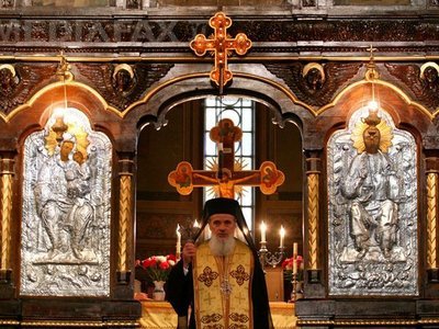 NOUA CONSTITUȚIE: Rolul Bisericii Ortodoxe Române, înaintea rolului Casei Regale și al minorităților