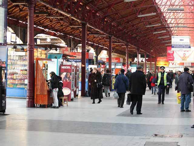 Tabela de plecări-sosiri a trenurilor din Gara de Nord, afișată online. Pasagerii au acces în timp real la informații