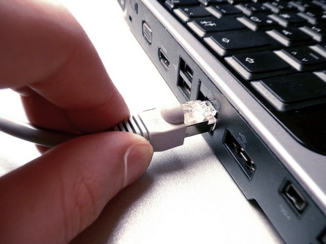 A început deconectarea de la internet a celor care descarcă filme și muzică. Ce amendă plătesc cei prinși