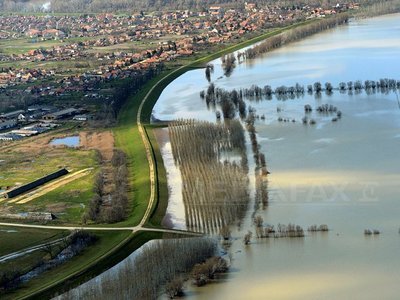INUNDAȚII ÎN EUROPA: Slovacia a închis un pod de legătură cu Ungaria. 40 de persoane evacuate în nordul Ungariei