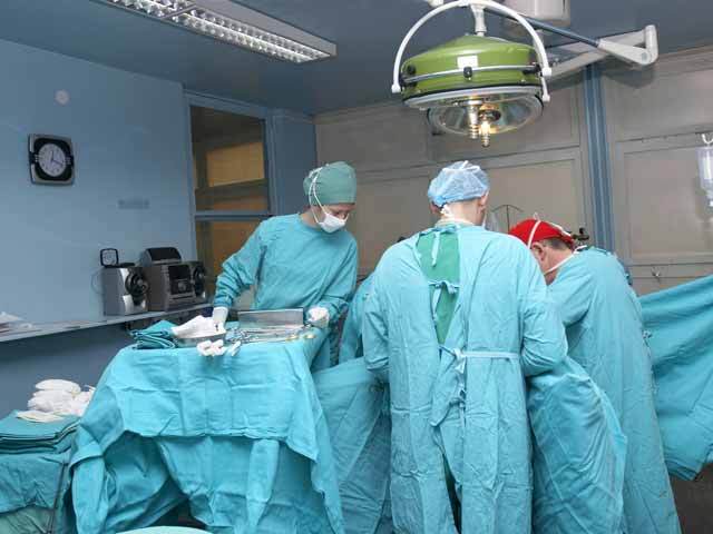 Cu salarii de 800-1.500 de lei, România își alungă medicii tineri