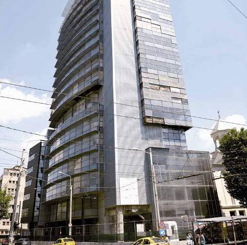 La patru ani de la incendiu, turnul de birouri de lângă Armenească intră în reabilitare